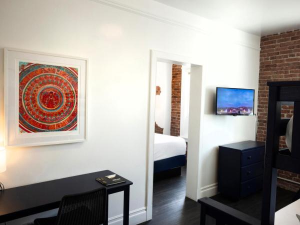 American Hotel : photo 3 de la chambre chambre familiale avec salle de bains commune