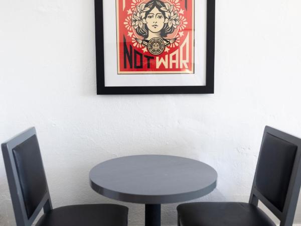 American Hotel : photo 2 de la chambre chambre lit queen-size avec salle de bains commune