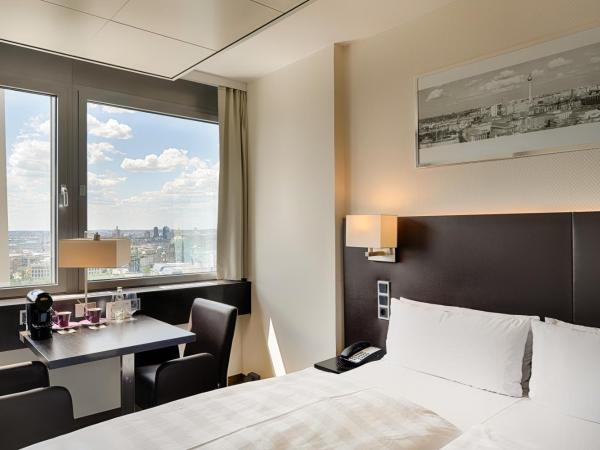 Park Inn by Radisson Berlin Alexanderplatz : photo 3 de la chambre chambre double – vue sur ville