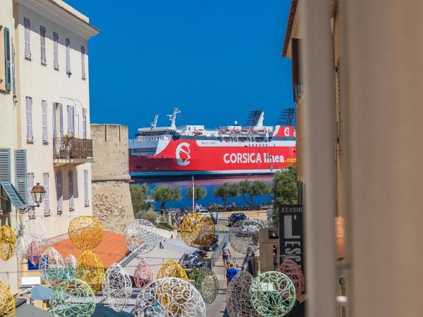 L'Escale Côté Sud : photo 5 de la chambre chambre double - côté sud avec vue sur la ville