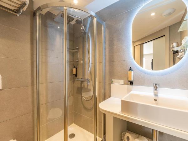 L'Escale Côté Sud : photo 3 de la chambre chambre double - côté sud avec vue sur la ville