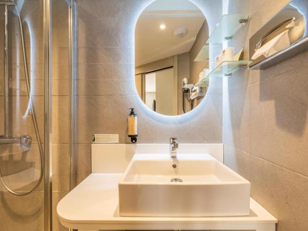 L'Escale Côté Sud : photo 7 de la chambre chambre double - côté sud avec vue sur la ville