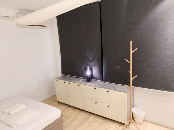 RadZone Hostel : photo 2 de la chambre chambre triple avec salle de bains commune