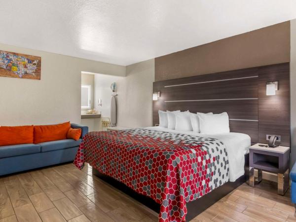 Econo Lodge Inn & Suites Near Lackland AFB : photo 4 de la chambre king suite with sofa bed - disability access/non smoking/pet friendly