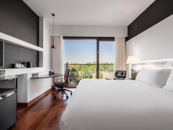 Hilton Madrid Airport : photo 2 de la chambre chambre lit king-size - vue sur ville