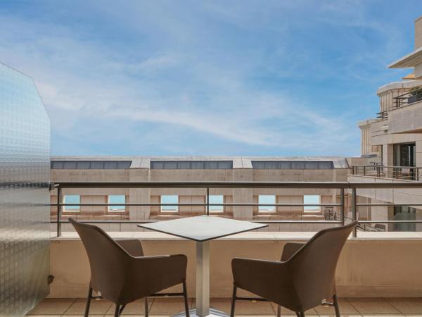 Hyatt Regency Nice Palais de la Méditerranée : photo 3 de la chambre chambre lit king-size avec vue partielle sur la mer