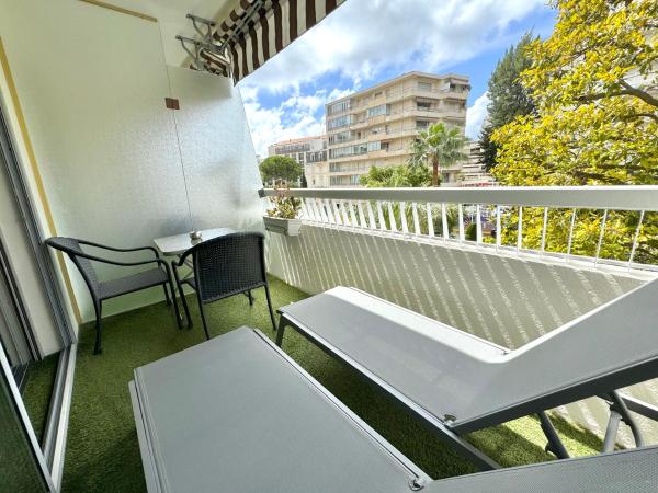 Hôtel Victoria : photo 2 de la chambre chambre double confort avec terrasse et vue sur le jardin