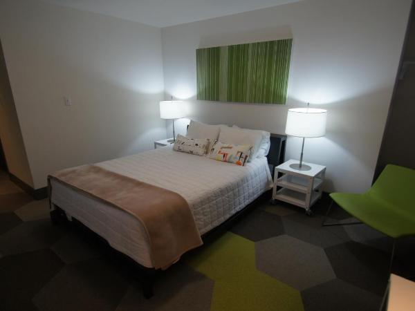 HI Calgary City Centre - Hostel : photo 2 de la chambre chambre lit queen-size deluxe