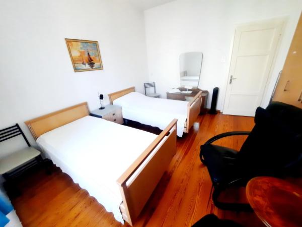 Ampie camere Locarno : photo 5 de la chambre chambre lits jumeaux spacieuse