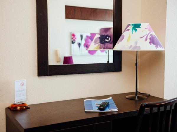 Plage des Pins : photo 7 de la chambre chambre double supérieure avec balcon - vue sur mer