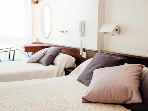 Plage des Pins : photo 4 de la chambre chambre triple avec balcon