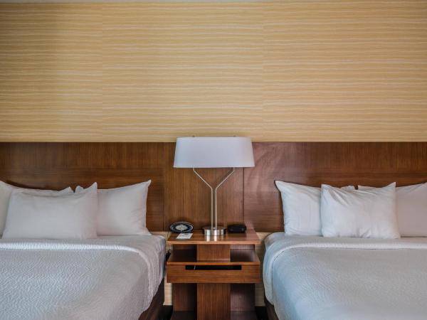 Fairfield Inn and Suites Chicago Downtown-River North : photo 2 de la chambre grande chambre 2 lits queen-size avec baignoire adaptée - pour personnes à mobilité réduite et malentendantes