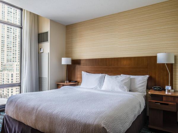 Fairfield Inn and Suites Chicago Downtown-River North : photo 1 de la chambre chambre lit king-size avec baignoire adaptée - accessible aux personnes malentendantes et à mobilité réduite