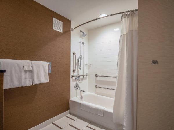 Fairfield Inn and Suites Chicago Downtown-River North : photo 4 de la chambre chambre lit king-size avec baignoire adaptée - accessible aux personnes malentendantes et à mobilité réduite
