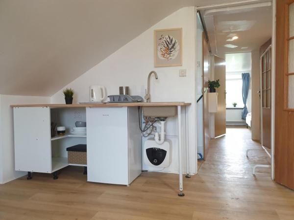 Hostello Airport - Przytulne pokoje, ogród, grill, w pełni wyposażona kuchnia : photo 9 de la chambre studio familial