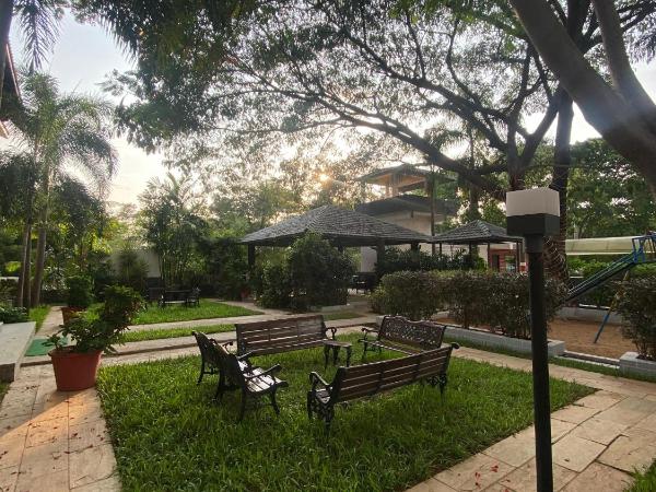 Button Eyes Resort - Pet friendly : photo 4 de la chambre chambre lit king-size - vue sur jardin