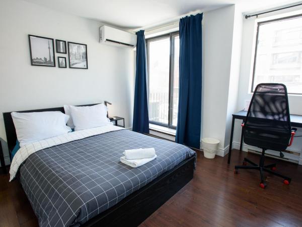 Samesun Toronto : photo 3 de la chambre chambre lit queen-size avec balcon