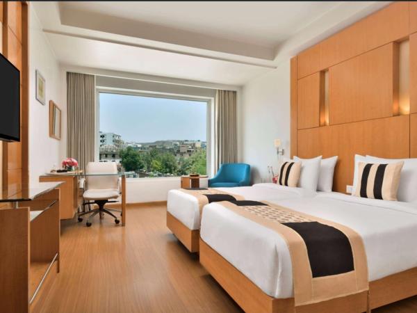 Ramada By Wyndham Jaipur : photo 1 de la chambre club twin non-smoking room : enjoy fruit platter & cookies platter ,complimentary mini bar in room,tea/coffee and 01 cooked snack in the lobby level restaurant (coffee shop) till 19:30hrs,20% discount on f&b, 20 % discount on spa