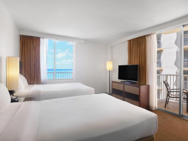 Park Shore Waikiki : photo 4 de la chambre hébergement avec 2 lits doubles - vue partielle sur océan