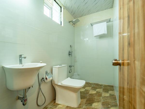 Seasons Suites Bommasandra : photo 7 de la chambre chambre triple avec terrasse