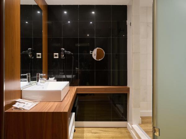 Catalonia Ramblas 4* Sup : photo 8 de la chambre chambre double supérieure avec terrasse et piscine privée