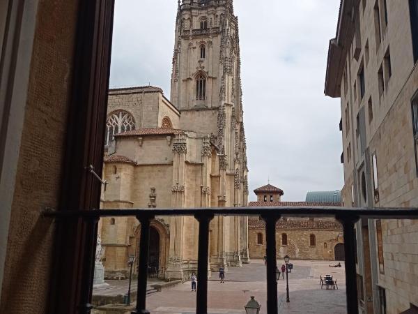 Alojamiento Oviedo 1 : photo 9 de la chambre chambre lits jumeaux avec balcon