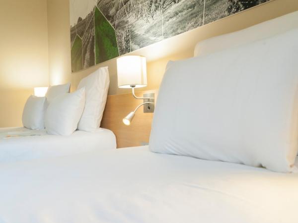 Brit Hotel Mâcon Centre Gare : photo 1 de la chambre chambre triple cosy