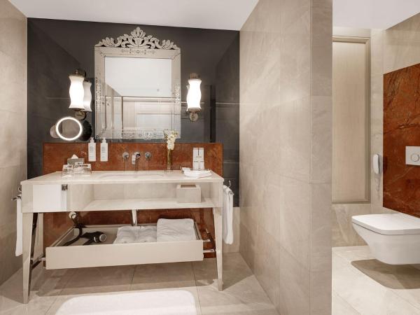 CVK Park Bosphorus Hotel Istanbul : photo 7 de la chambre suite de luxe avec accès au salon - vue sur ville