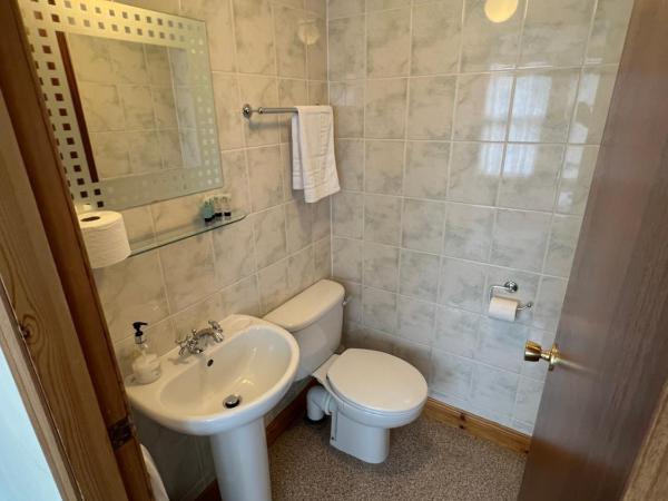 Butlers Guest House : photo 4 de la chambre chambre double avec salle de bains privative