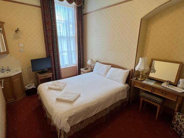 Butlers Guest House : photo 2 de la chambre chambre double avec salle de bains commune