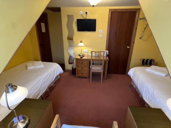 Butlers Guest House : photo 1 de la chambre chambre lits jumeaux avec salle de bains privative