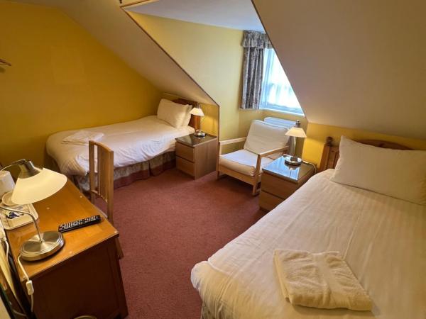 Butlers Guest House : photo 3 de la chambre chambre lits jumeaux avec salle de bains privative
