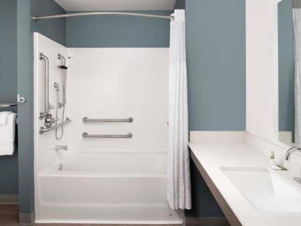 WoodSpring Suites Savannah Pooler : photo 7 de la chambre chambre quadruple avec 2 lits queen-size et baignoire - accessible aux personnes à mobilité réduite - non-fumeurs