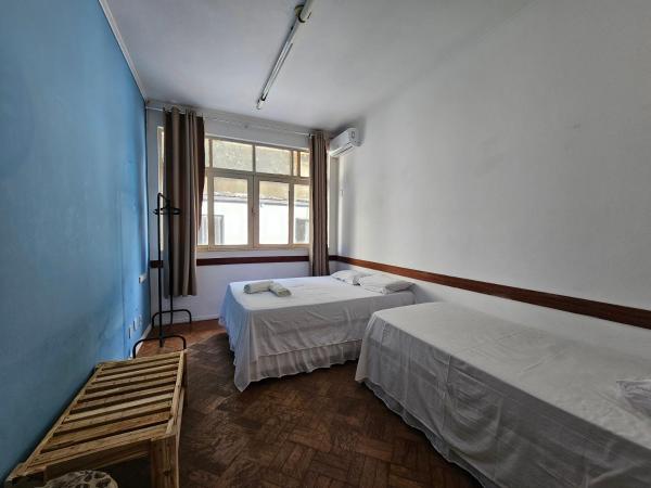 Nomads Hostel Multicultural & Coworking : photo 5 de la chambre chambre triple Économique avec salle de bains commune