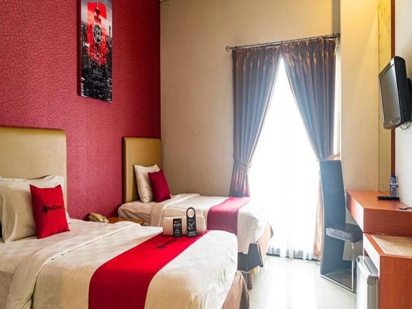 RedDoorz Plus at Blue Pacific Blok M : photo 3 de la chambre chambre lits jumeaux standard