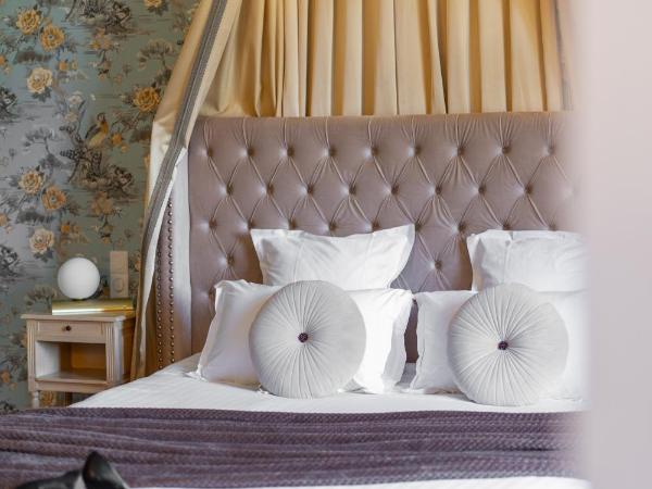 Castel Bois Marie, Maison d'hôtes : photo 7 de la chambre suite supérieure avec terrasse - vue sur lac