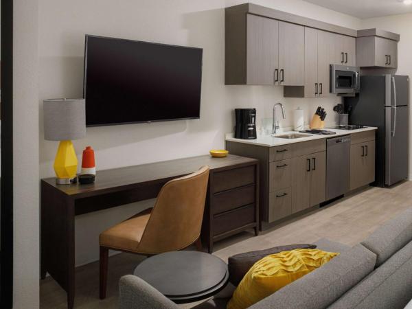 WaterWalk Extended Stay by Wyndham Tucson : photo 1 de la chambre studio suite roll-in shower hearing accessible - king bed