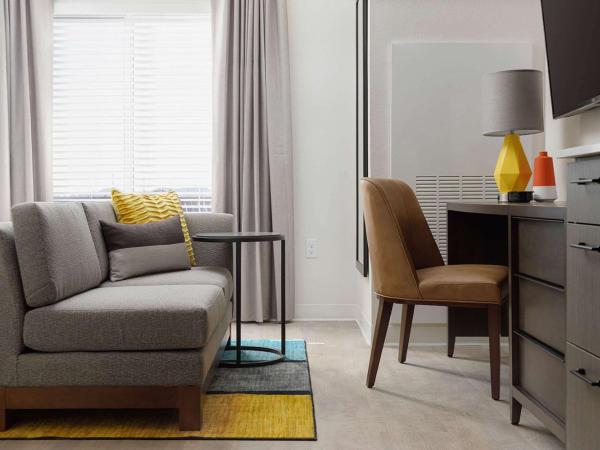 WaterWalk Extended Stay by Wyndham Jacksonville Deerwood Pk : photo 4 de la chambre studio suite roll-in shower hearing accessible - king bed