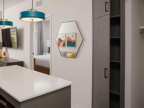 WaterWalk Extended Stay by Wyndham Jacksonville Deerwood Pk : photo 4 de la chambre one bedroom suite hearing accessible - king bed