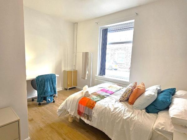 Luxurious Guesthouse Accommodation for Professionals and Students near Cardiff City Centre : photo 5 de la chambre chambre double avec salle de bains commune