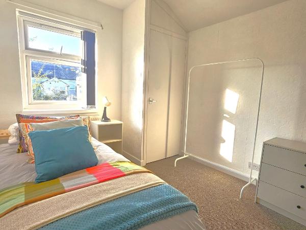 Luxurious Guesthouse Accommodation for Professionals and Students near Cardiff City Centre : photo 7 de la chambre chambre double avec salle de bains commune