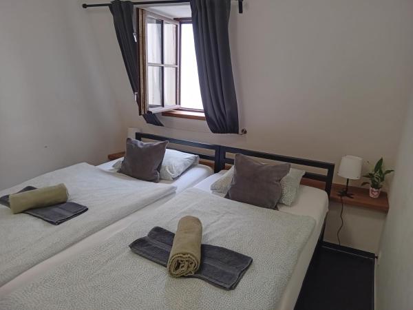 Hostel Eleven : photo 1 de la chambre chambre double ou lits jumeaux avec salle de bains