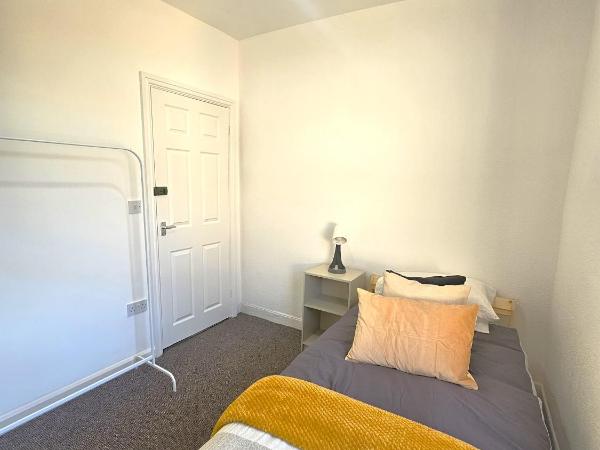 Luxurious Guesthouse Accommodation for Professionals and Students near Cardiff City Centre : photo 5 de la chambre chambre double avec salle de bains commune