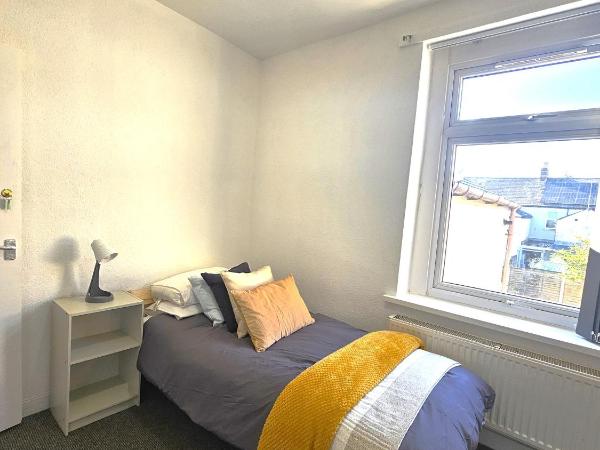 Luxurious Guesthouse Accommodation for Professionals and Students near Cardiff City Centre : photo 8 de la chambre chambre double avec salle de bains commune