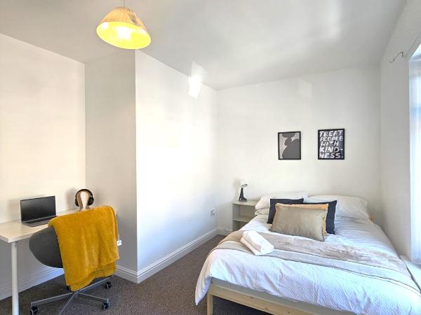Luxurious Guesthouse Accommodation for Professionals and Students near Cardiff City Centre : photo 4 de la chambre chambre double avec salle de bains commune
