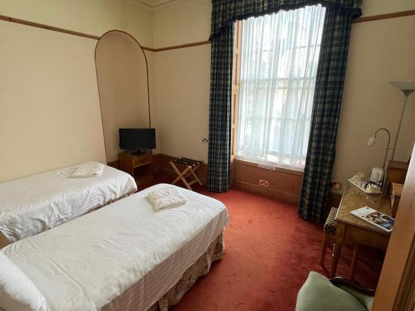 Butlers Guest House : photo 6 de la chambre chambre lits jumeaux avec salle de bains privative