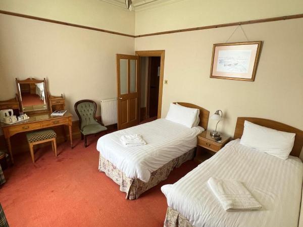Butlers Guest House : photo 7 de la chambre chambre lits jumeaux avec salle de bains privative