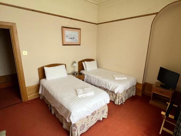 Butlers Guest House : photo 5 de la chambre chambre lits jumeaux avec salle de bains privative