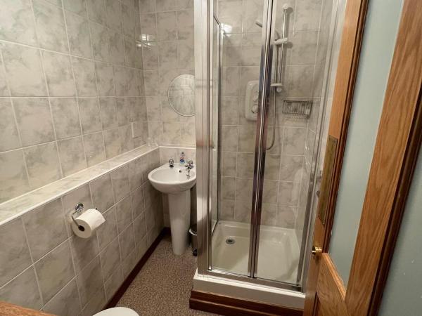 Butlers Guest House : photo 4 de la chambre chambre lits jumeaux avec salle de bains privative