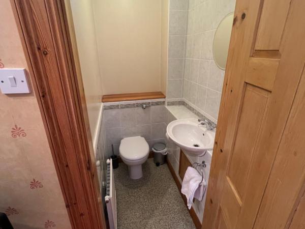 Butlers Guest House : photo 2 de la chambre chambre double avec salle de bains privative